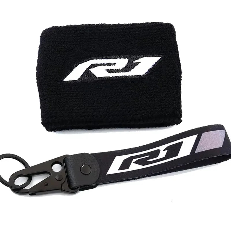 Housse en néoprène noire avec logo R1 et cordon de clés en cuir noir