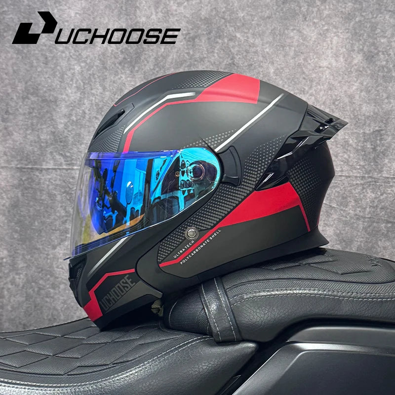 Un casque de moto modulaire noir et rouge DOT avec un pare-brise clair, posé sur une surface en cuir noir.