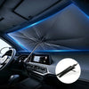 Innenansicht eines Autos mit einer faltbaren Windschutzscheiben-Sonnenblende und blauer Umgebungsbeleuchtung.