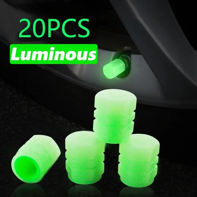 Vingt bouchons de valve verts lumineux présentés sur une surface sombre.