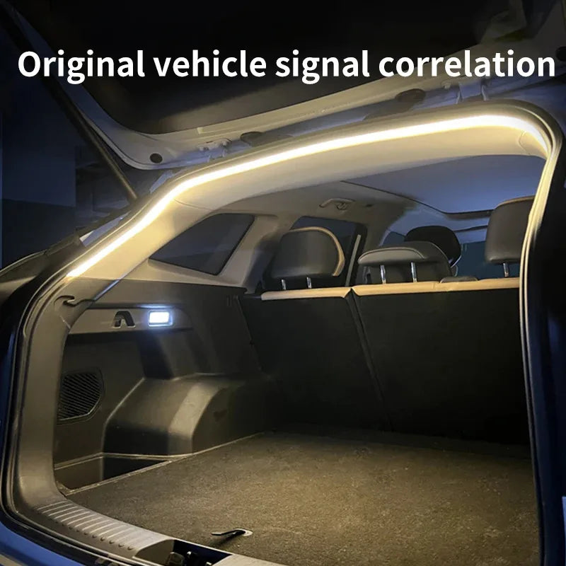Corrélation du signal du véhicule original montrant une bande de LED brillante à l'intérieur d'une voiture.