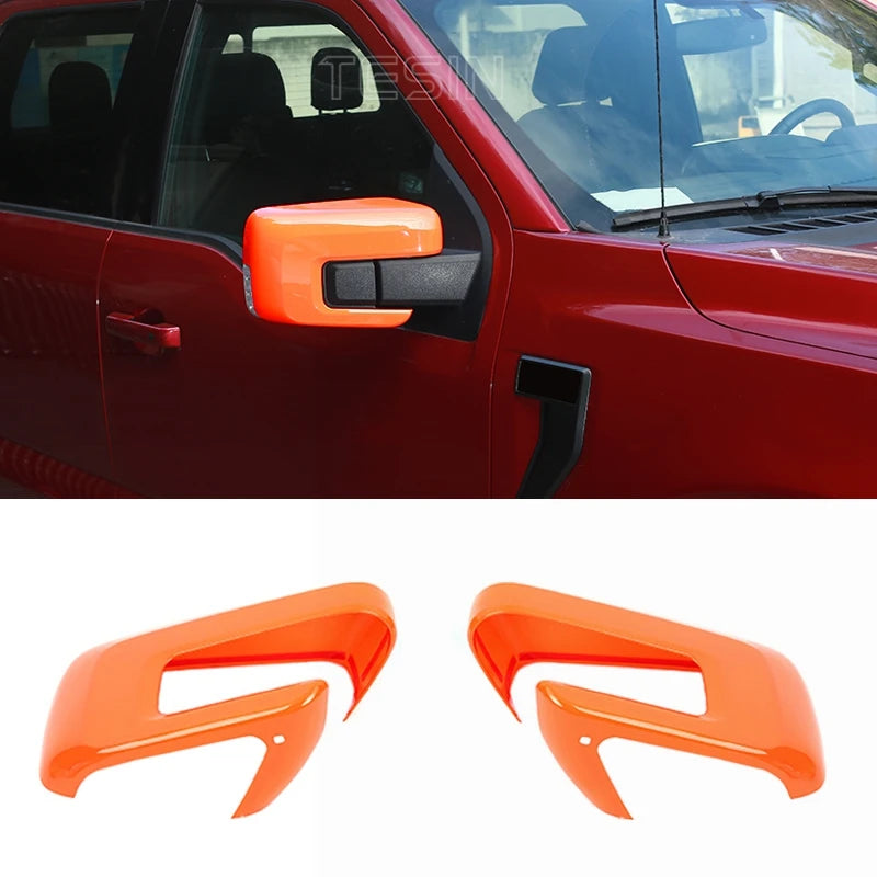 Orange Carbonfaser-Spiegelabdeckung für die Tür eines Ford F-150 Trucks.