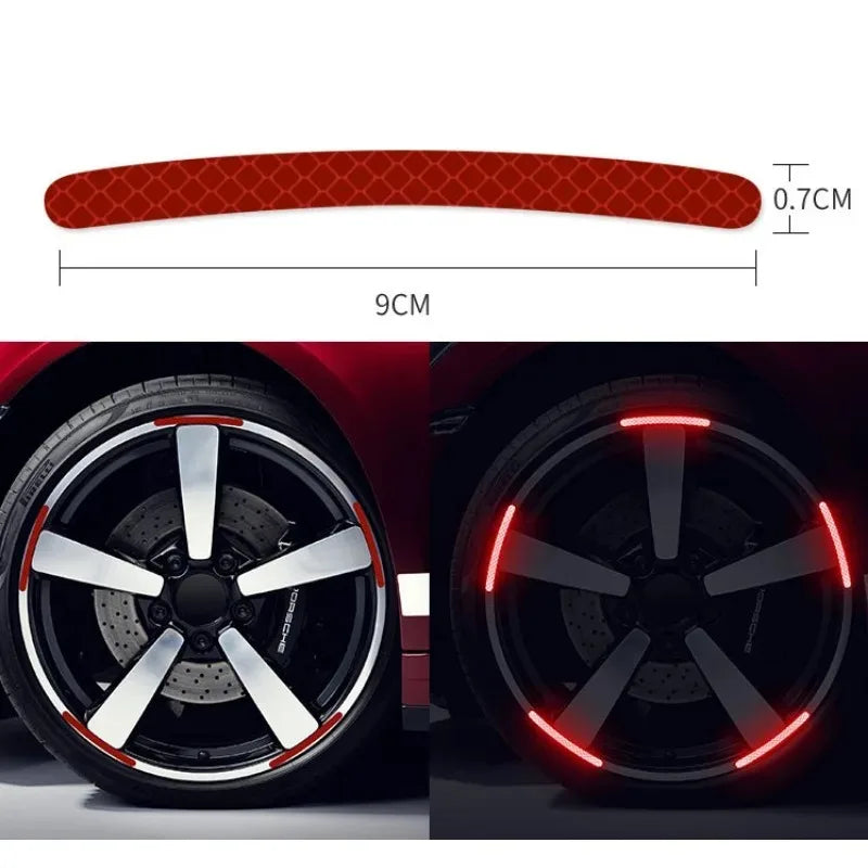 Nahaufnahme eines roten reflektierenden Felgen-Hub-Decals auf einem schwarzen Auto-Rad.