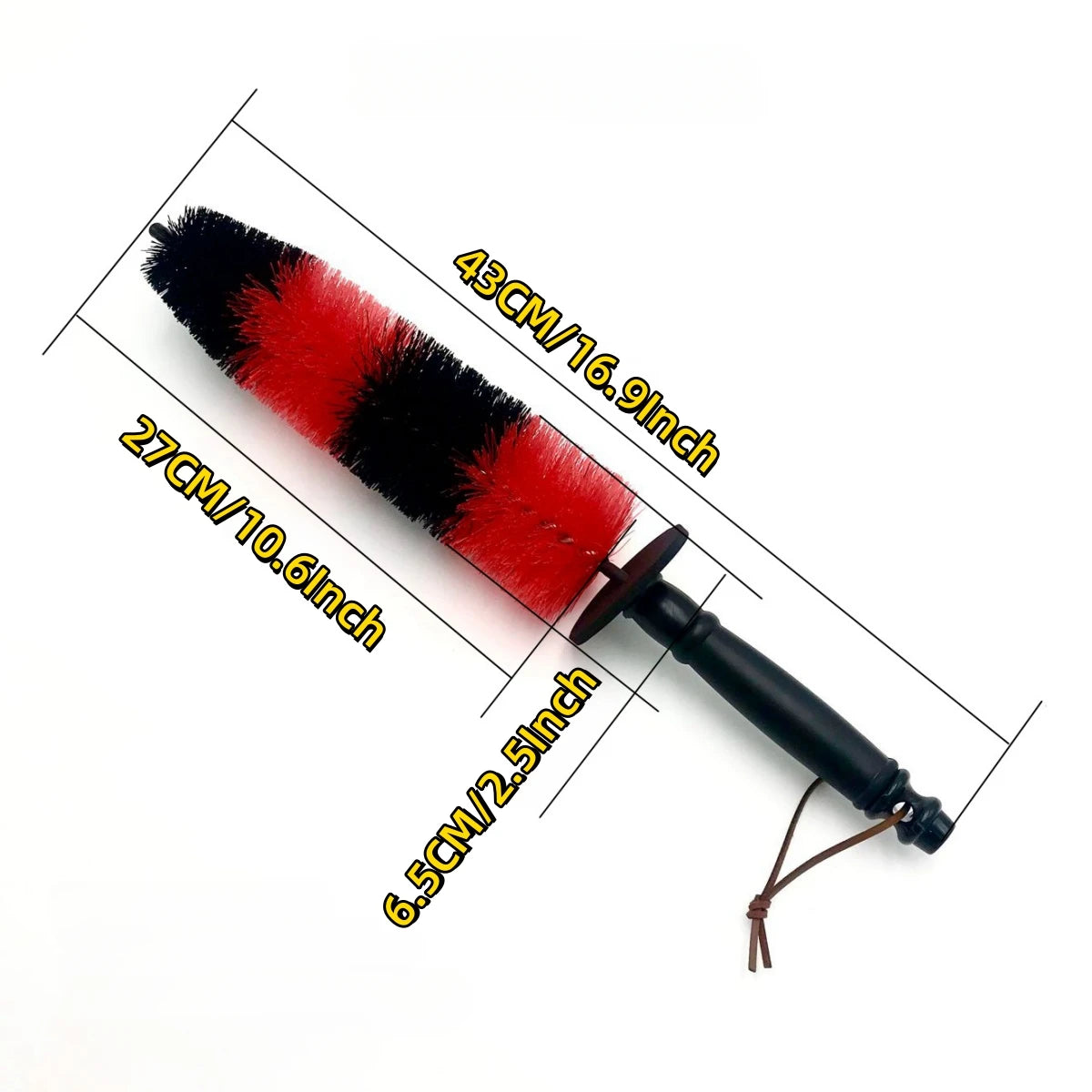 Brosse nettoyante à long manche avec poils rayés rouges et noirs et manche noir.