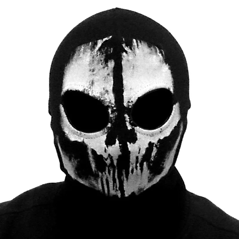Una máscara balaclava negra con diseño esquelético blanco y brillante cubriendo la cara.