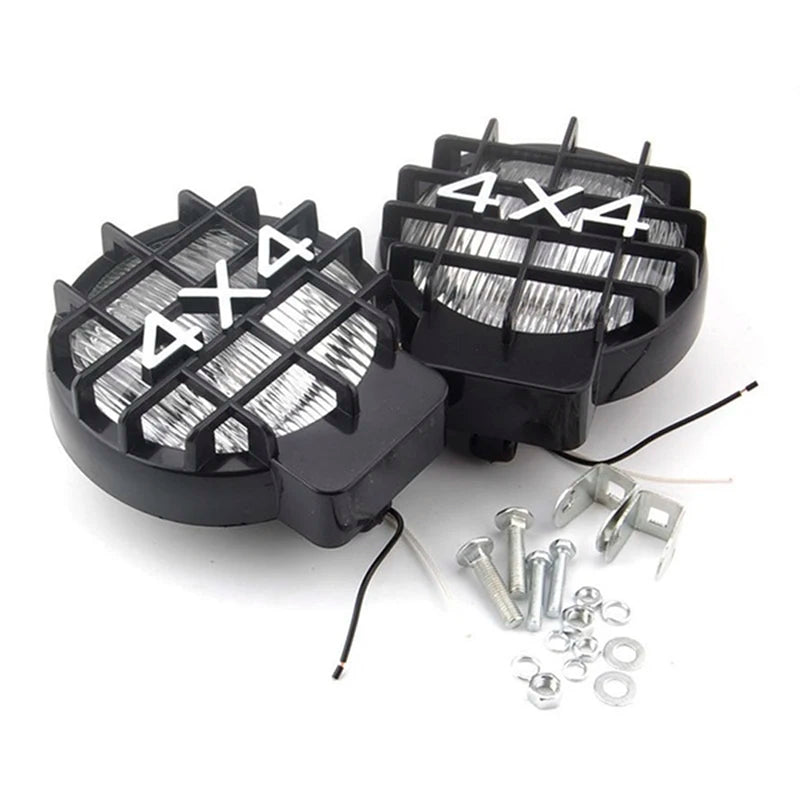 Set schwarze 4x4-Nebelscheinwerfer für Jeep und Geländefahrzeuge, inklusive Leuchten und Montagezubehör.