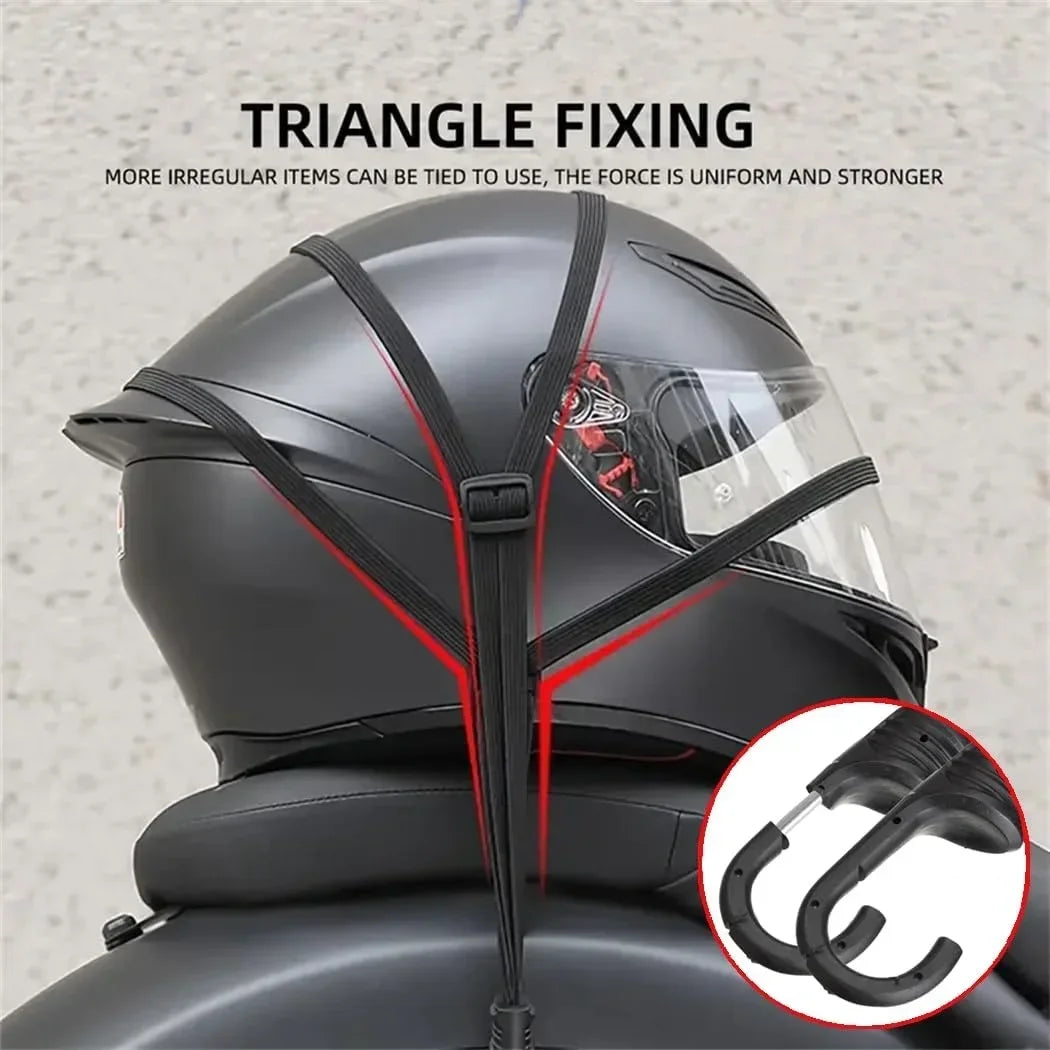 Un casque de moto noir avec des sangles rouges, démontrant la fixation triangulaire pour sécuriser les objets irréguliers.