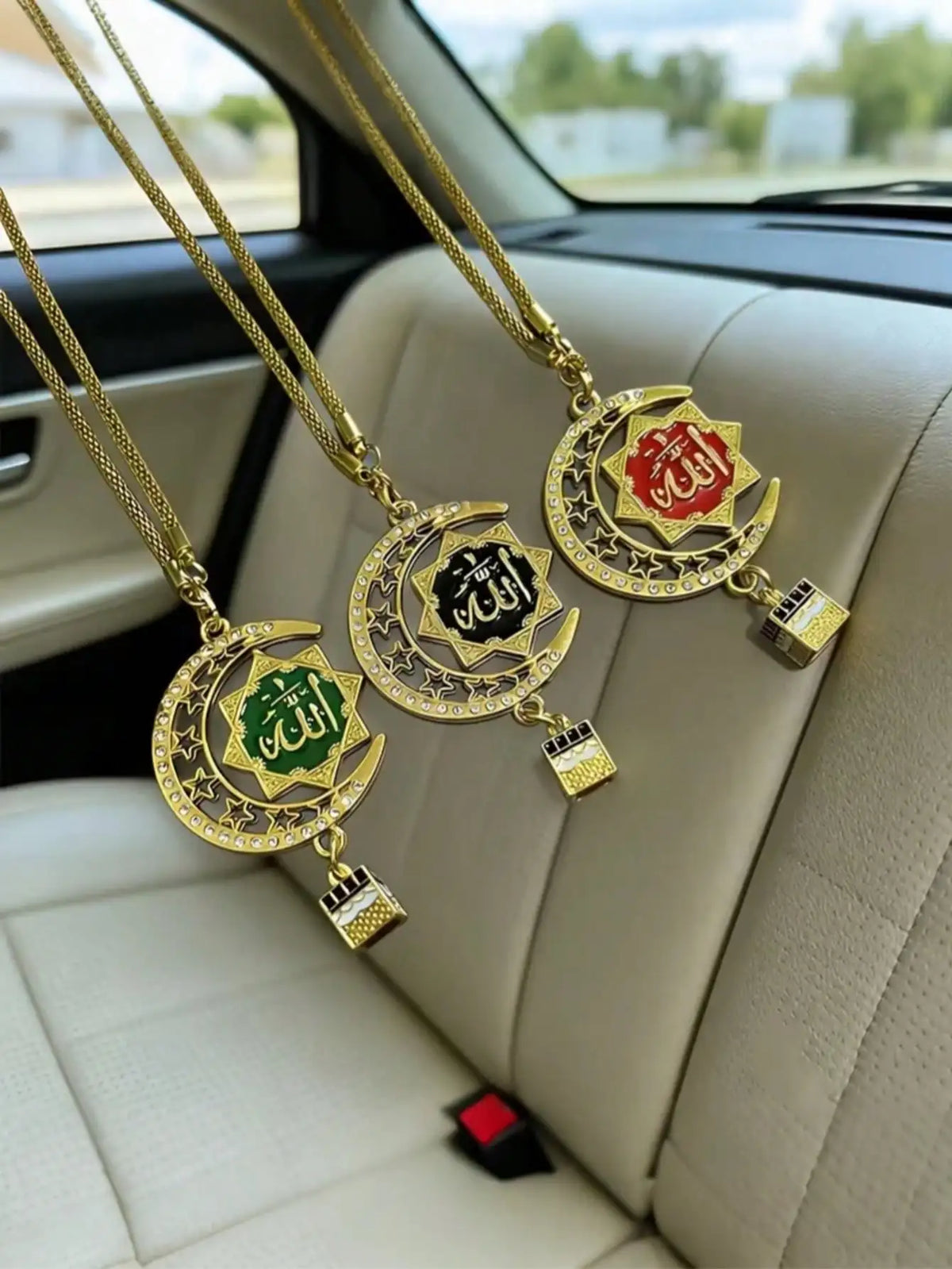 Goldene islamische Kalligrafie-Anhänger-Kette mit Mond und Stern als Charme, präsentiert auf einem Autositze.