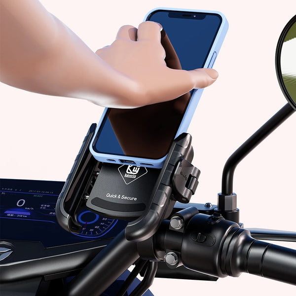 Eine Hand hält ein Smartphone, das an einem schwarzen universellen Motorrad-Handyhalter befestigt ist.