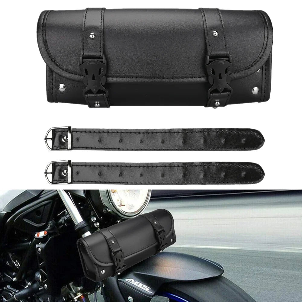 Schwarze Kunstleder-Motorrad-Satteltaschen, montiert an einem Cruiser-Motorrad.