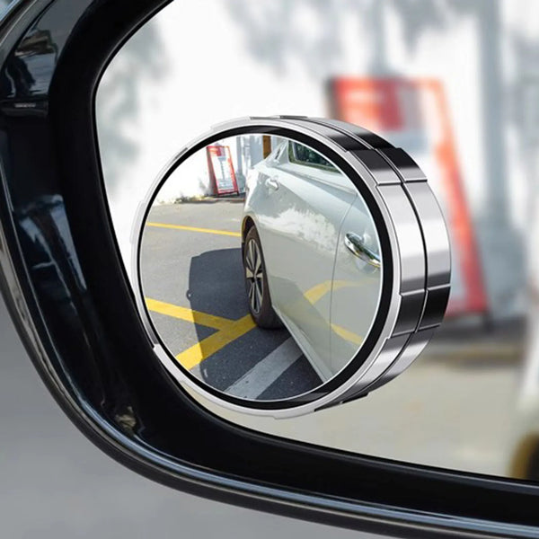 Nahaufnahme durch ein Auto-Fenster, die Reflexion eines weißen Autos und der Umgebung.