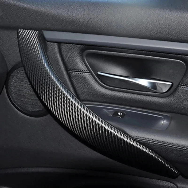 Gros plan d'un film de protection en fibre de carbone nano appliquée sur un panneau intérieur de voiture.