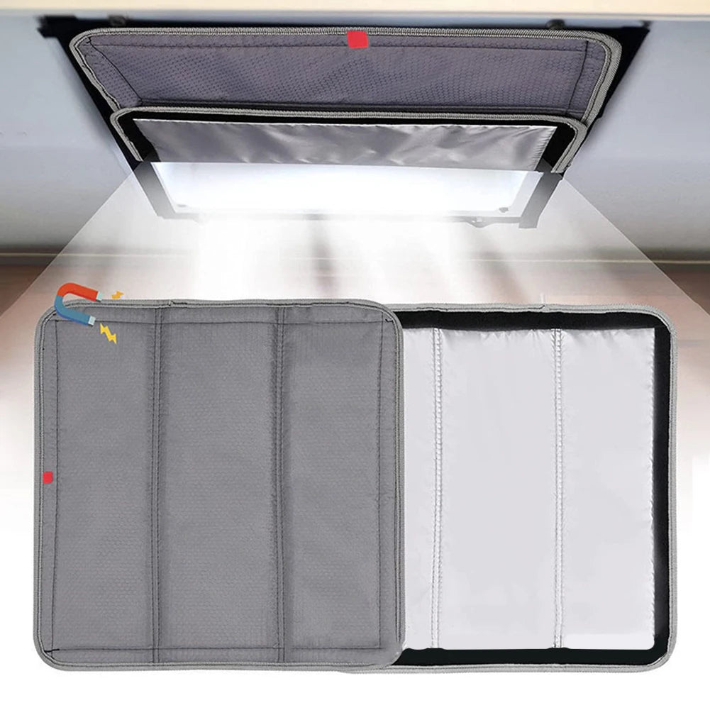 Parassole en aluminium pliable ouvert, montrant sa fonction de blocage de la lumière.