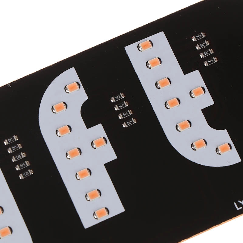 Una placa de circuito negra con múltiples luces de señalización de taxi LED personalizables montadas en ella.
