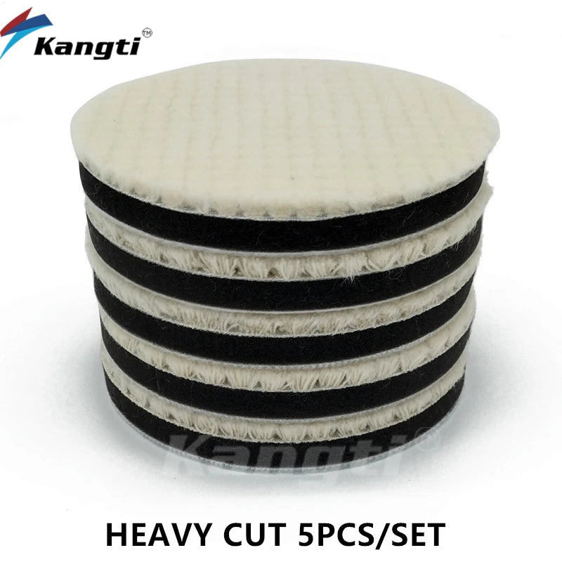 Set aus fünf Hochleistungs-Polierschwamm-Pads mit schwarz-weißen Streifen.