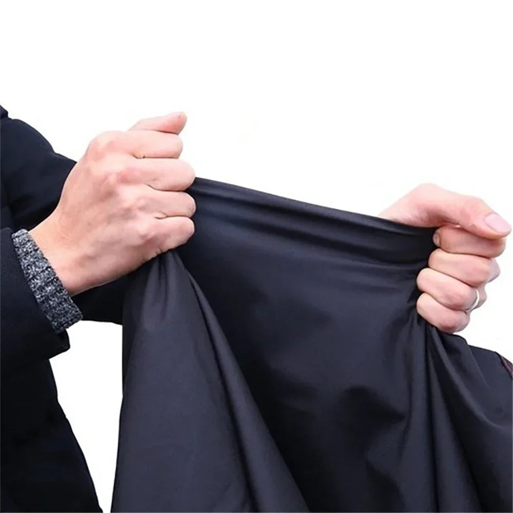 Mains tenant un tissu de housse pour moto noire.