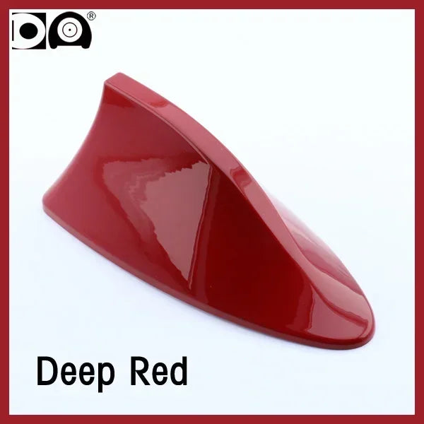 Antenne de voiture universelle en nageoire de requin rouge profond, vue de profil.