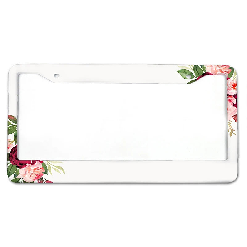 Weiße Aluminium-Kennzeichenabdeckung mit floralen Akzenten.