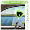 Une brosse nettoyante verte pour pare-brise nettoie une vitre de voiture, démontrant un excellent nettoyage.