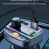 Silberner MP3-Player mit Drehregler und LED-Anzeige, eingesteckt in den Autohanspieler.