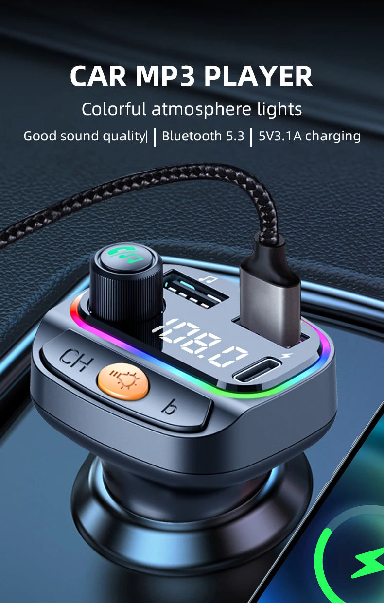 Silberner MP3-Player mit Drehregler und LED-Anzeige, eingesteckt in den Autohanspieler.