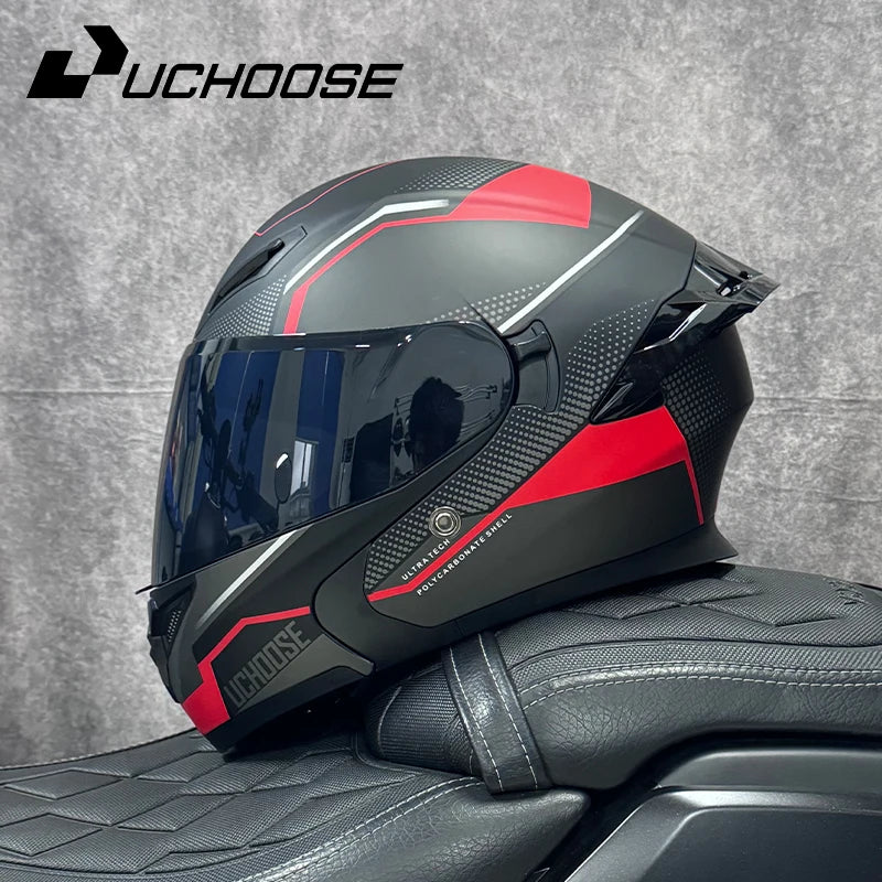 Un casque de moto modulaire noir et rouge DOT est exposé sur un siège en cuir noir.