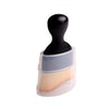 Brosse de detailing automobile noire avec des poils beige clair et un manche en plastique transparent.
