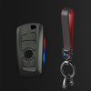 Juego de fundas para llaves de coche negro con correa de cuero y detalles rojos y azules.