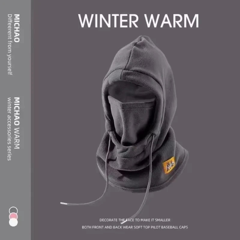 Balaclava y cuello cálido gris oscuro de invierno con capucha, mostrada contra un fondo gris sólido.