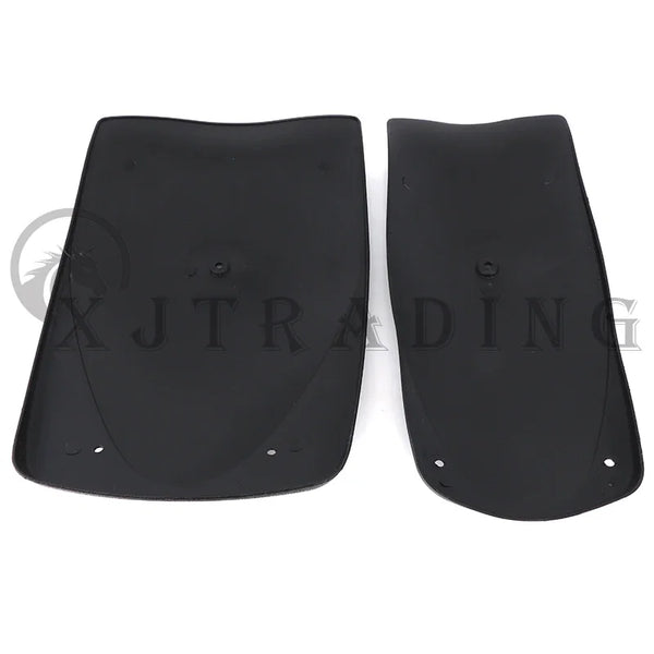 Un par de defensas de plástico negro y duradero para go-kart y ATV