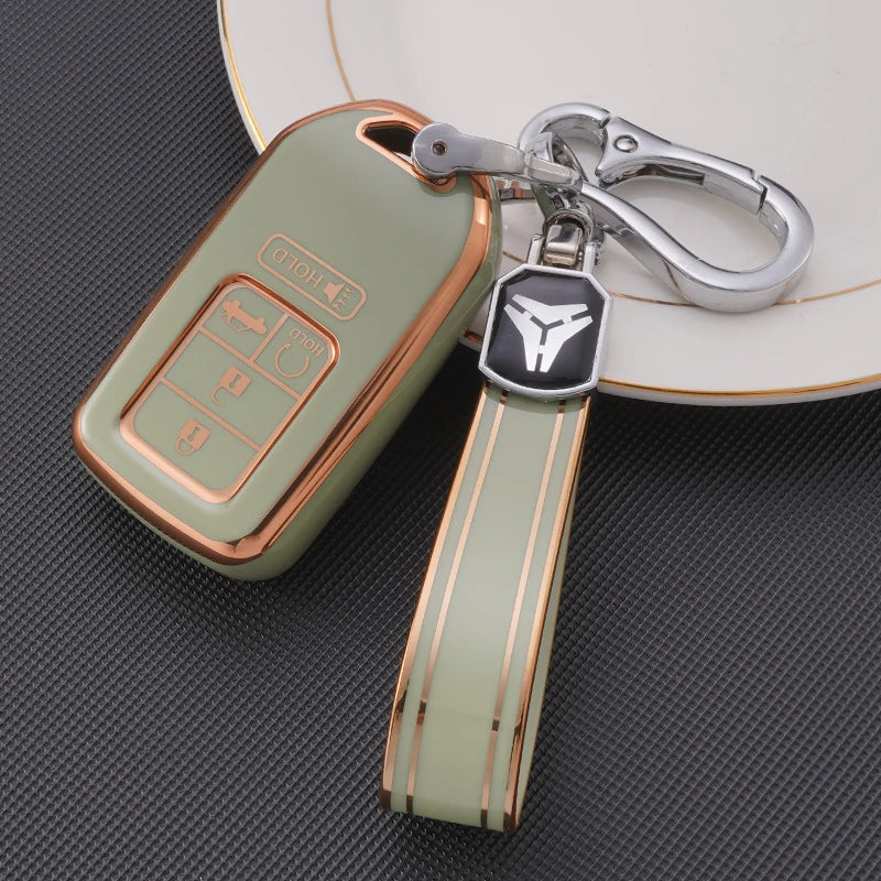 Étui de clé de voiture TPU vert clair avec clip argenté et lanière, posé sur une surface blanche.