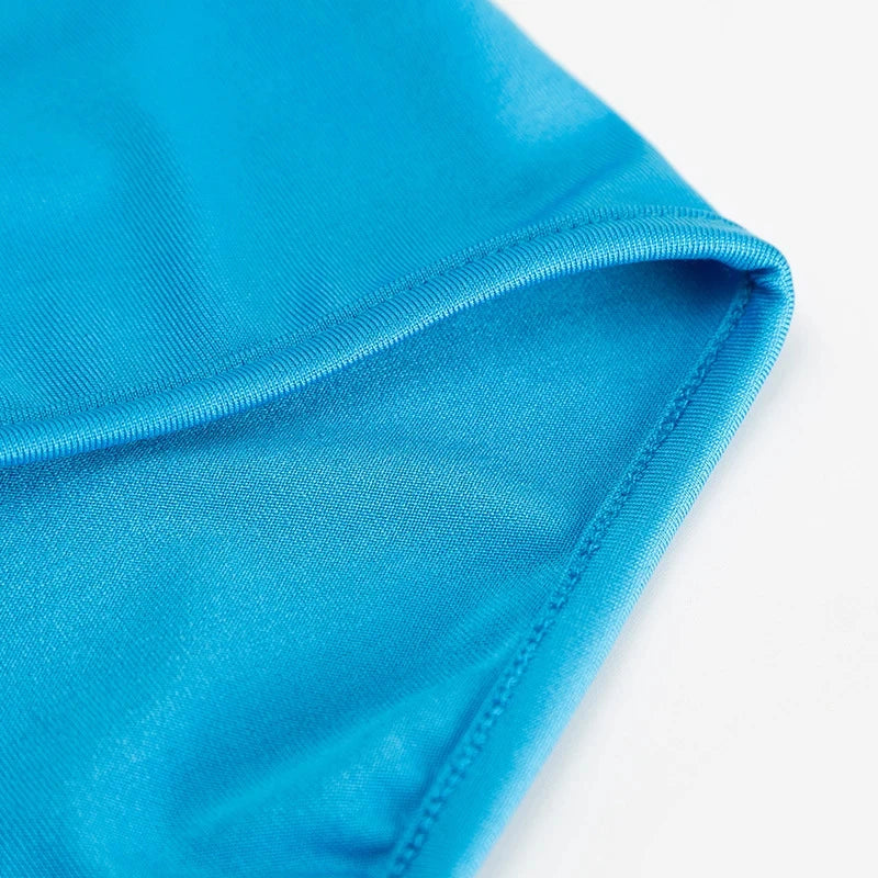 Gros plan sur le tissu d'un masque facial tout-en-un pour le cyclisme et les sports bleu vif.