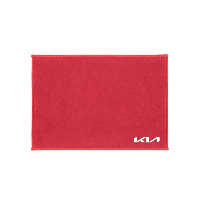 Serviette de lavage pour voiture rectangulaire rouge en microfibre avec un logo blanc dans le coin inférieur droit.