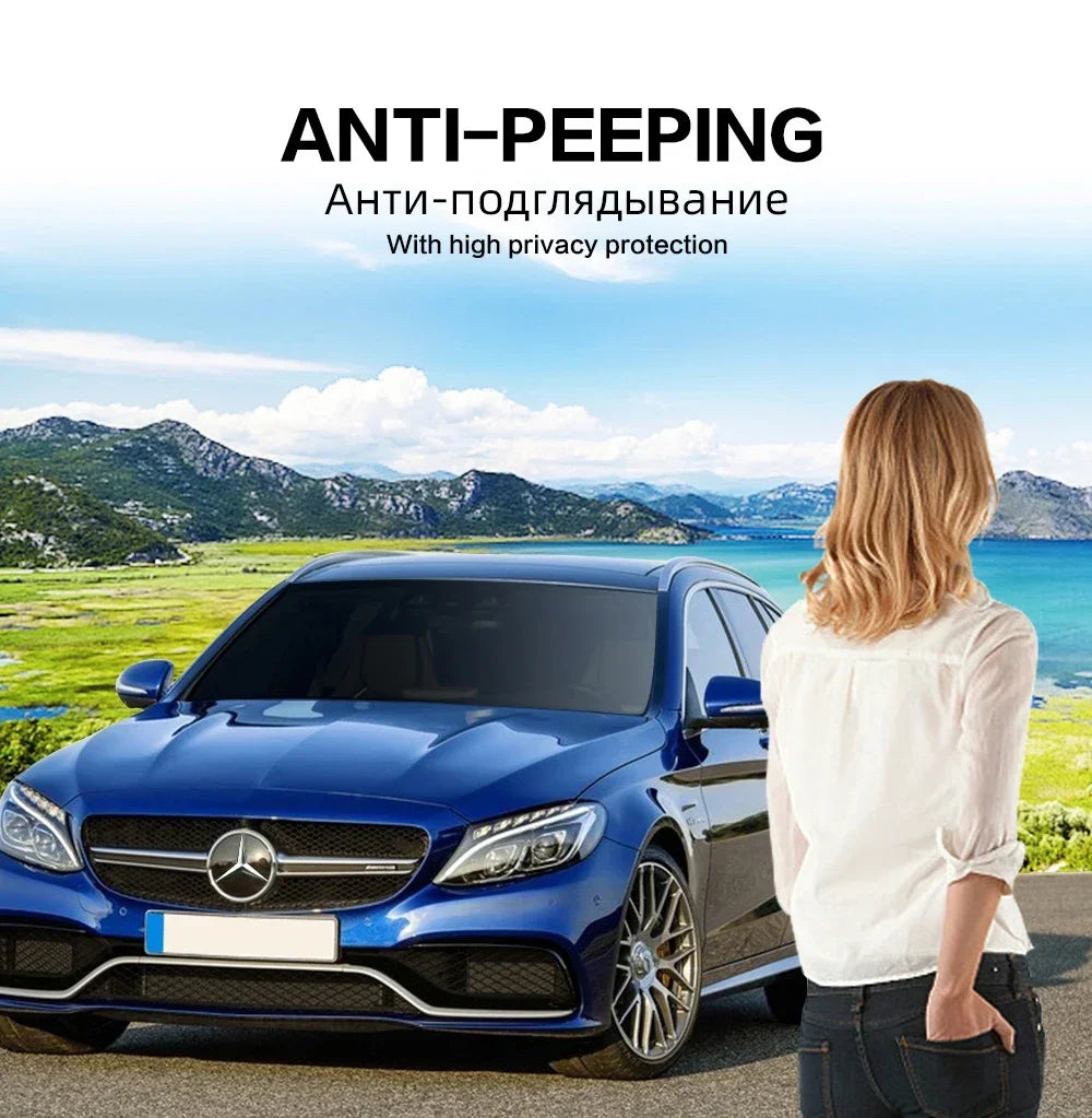 Une voiture Mercedes-Benz bleue avec une femme à côté sous un ciel lumineux.