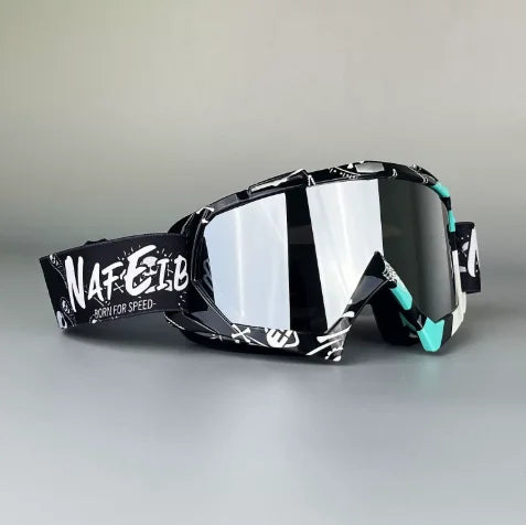 Un par de gafas de motocicleta negras y verde azulado con una correa que dice 'Born for Speed'