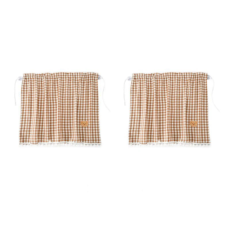 Visera de sombra a cuadros marrón y beige para la ventana trasera de un coche.