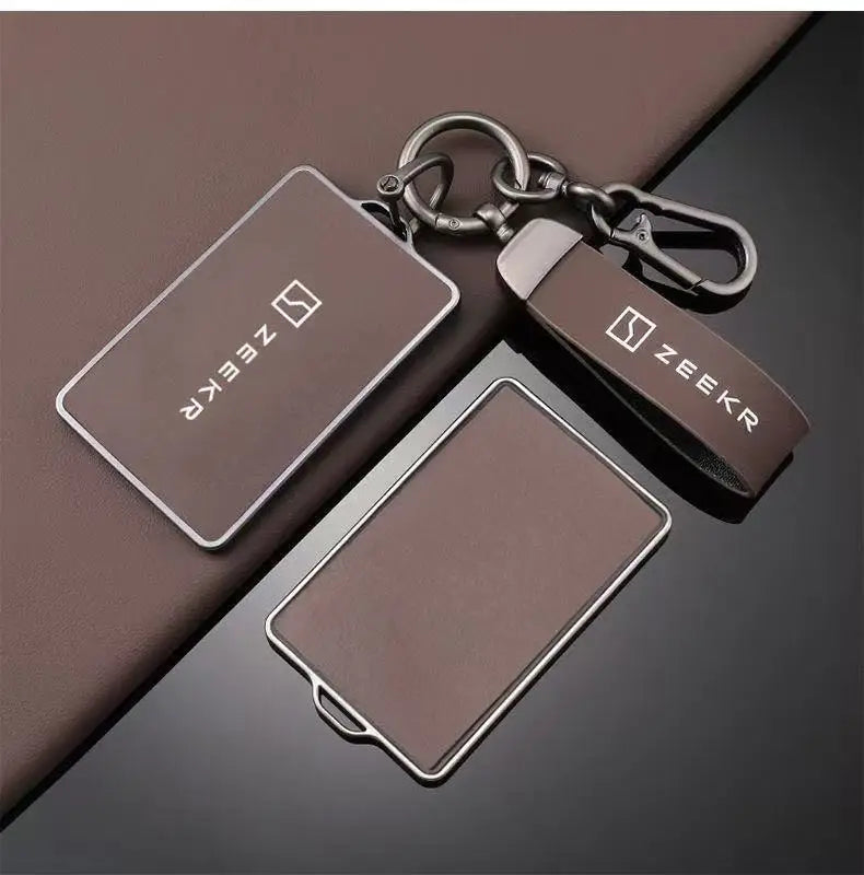 Support de protection NFC argenté avec chaîne métallique posé sur une surface brun foncé.