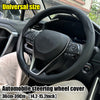Schwarzer, universeller, atmungsaktiver Lederlenkrad-Cover in Innenraum eines Autos installiert.