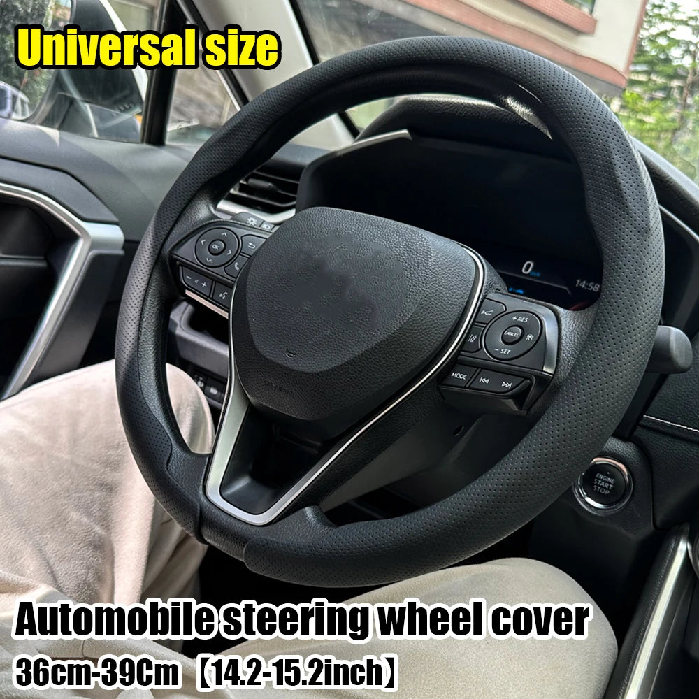 Schwarzer, universeller, atmungsaktiver Lederlenkrad-Cover in Innenraum eines Autos installiert.