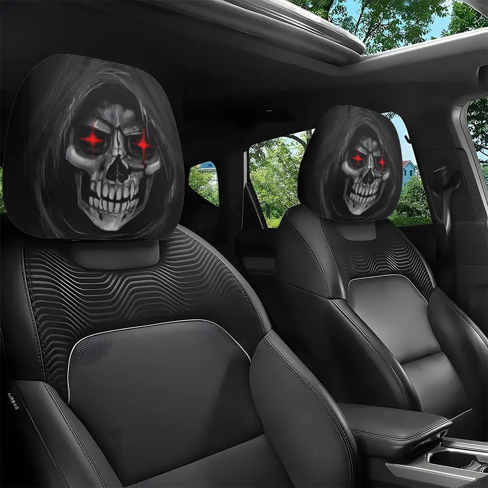 Interior de coche negro mostrando dos protectores de cabeza con temática de calaveras en los asientos delanteros.