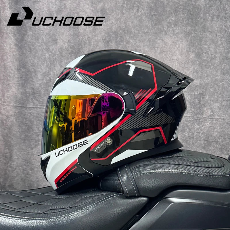 Un casque de moto modulaire DOT noir et blanc est exposé sur un siège en cuir noir.