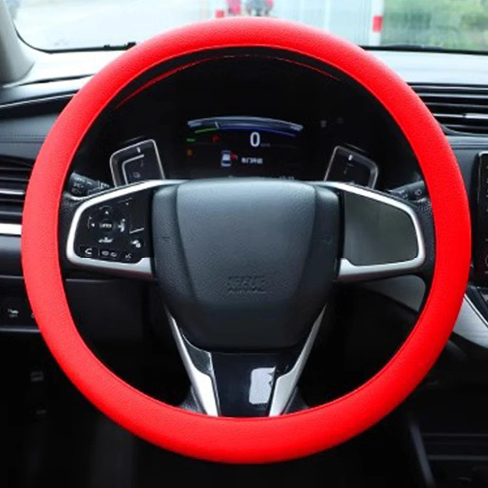 Rote Silikon-Lenkradschutzabdeckung in der Innenraum eines Autos.