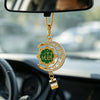 Goldene islamische Kalligrafie-Anhänger mit grüner Kuppel und Sternen hängt an einer Kette, in einem Autoschaltreflexer angez