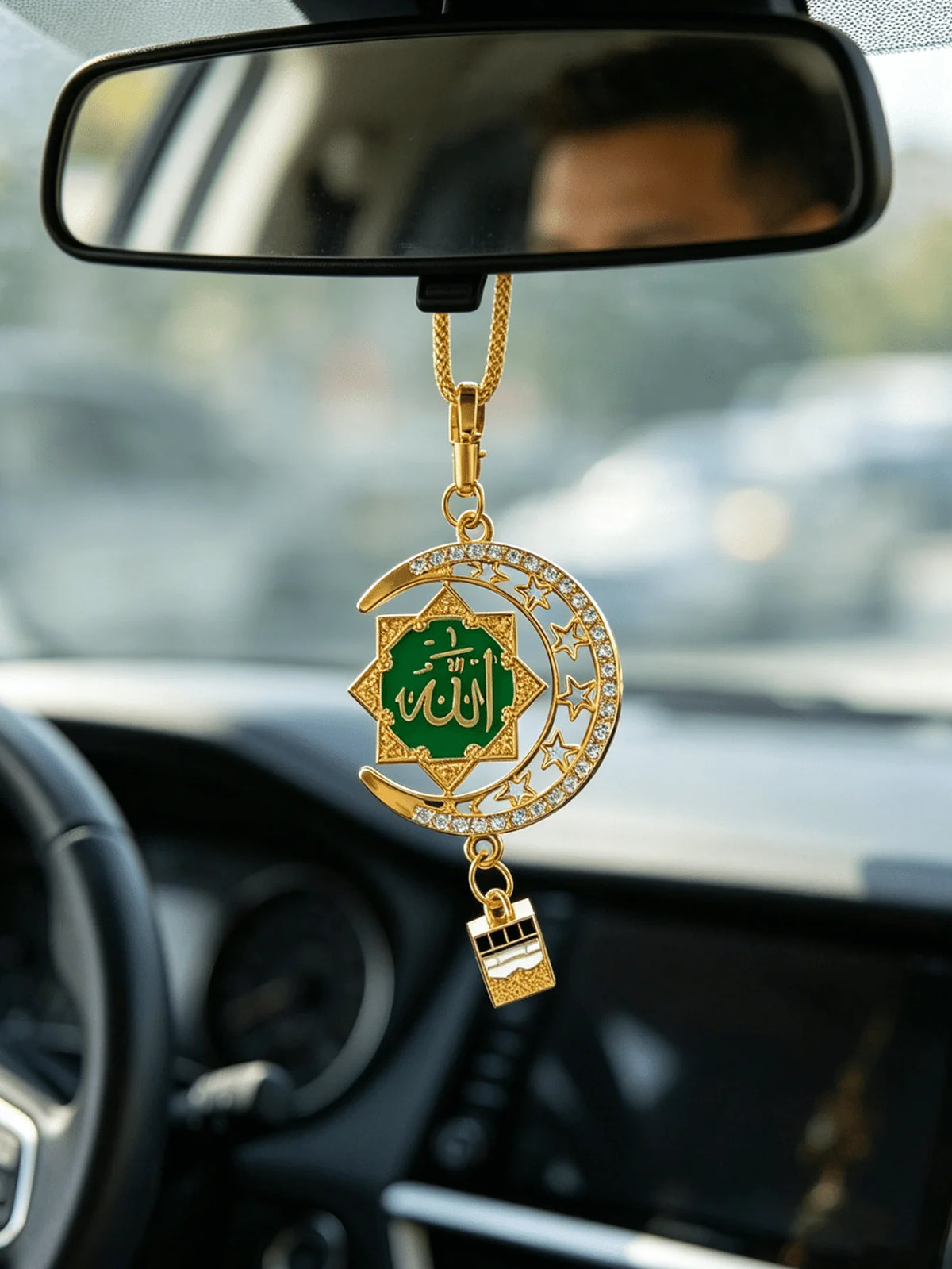 Goldene islamische Kalligrafie-Anhänger mit grüner Kuppel und Sternen hängt an einer Kette, in einem Autoschaltreflexer angez