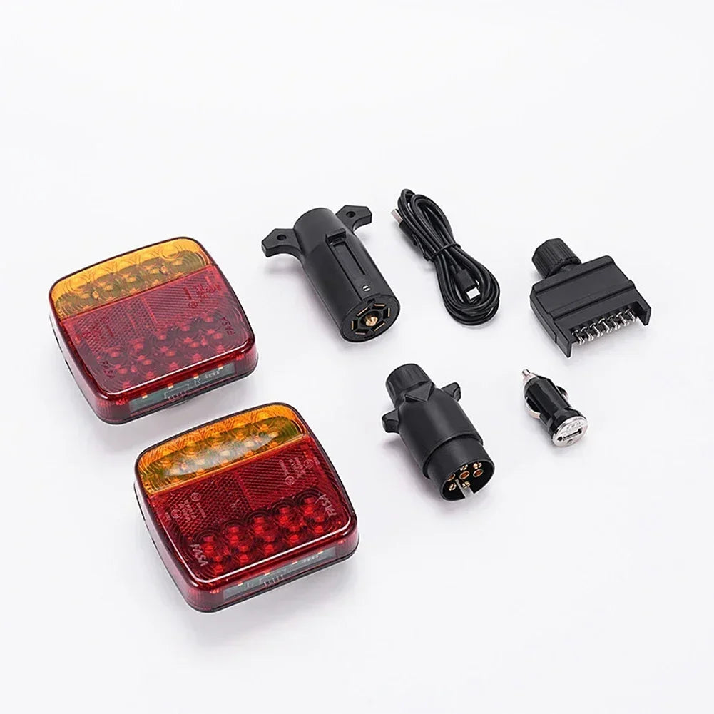 Set von doppelten LED-Rückleuchten für LKW, inklusive Hauptleuchte und Verkabelung.