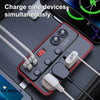 Une main connecte un câble de charge blanc à l'onduleur universel d'alimentation pour voiture Ali-MOS-3.