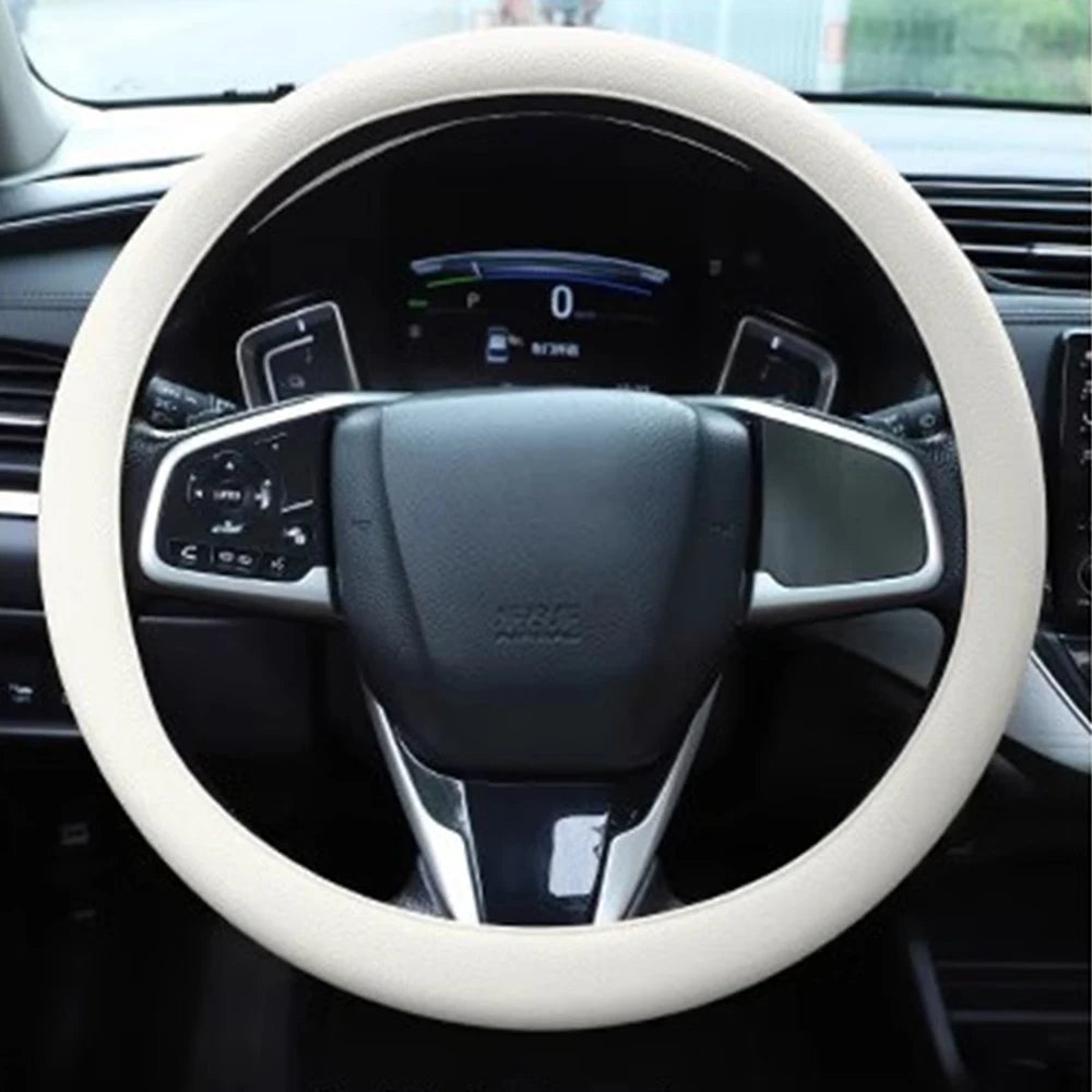 Nahaufnahme einer weißen Silikon-Lenkradschutzhülle auf einem schwarzen Auto-Lenkrad.