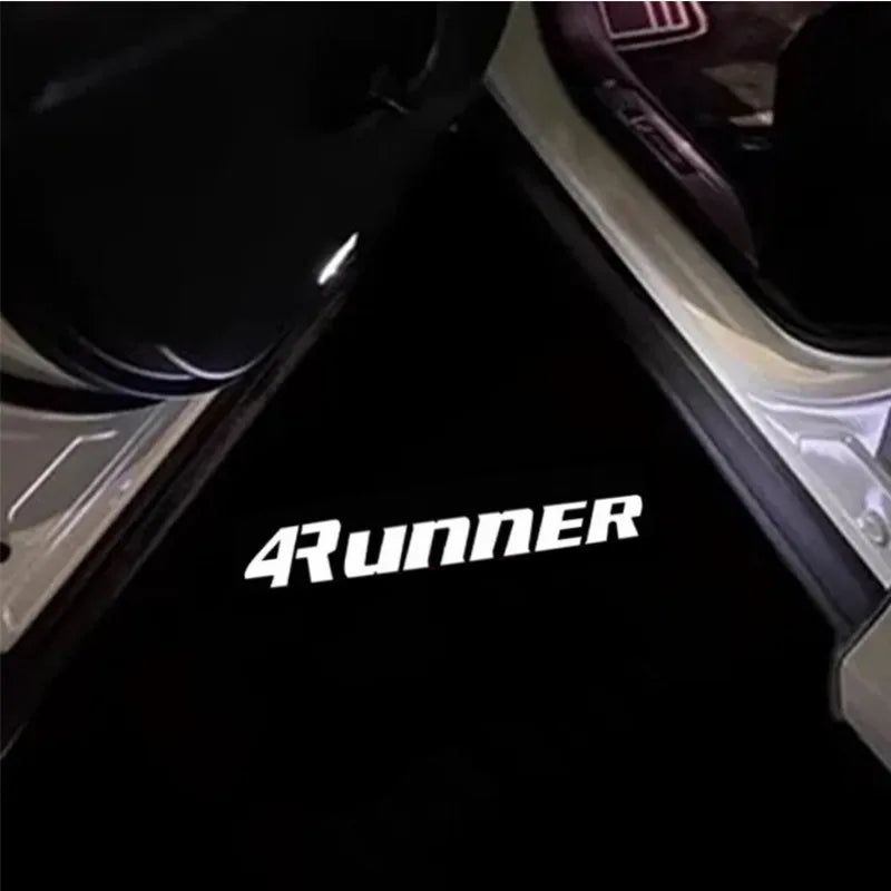 لقطة مقربة لداخل داكن مع عرض كلمة RUNNER على لوحة باب سيارة فاتحة اللون.
