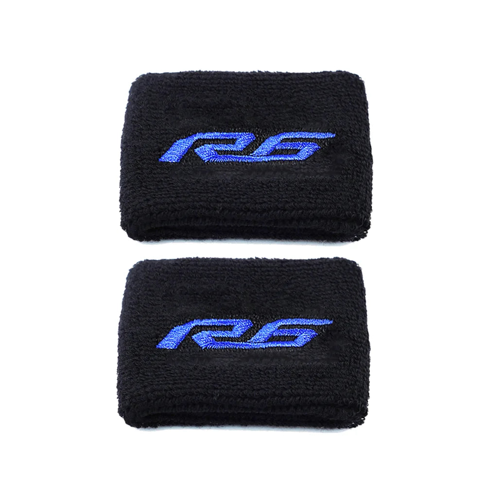 Deux chiffons en microfibre noirs avec des logos bleus 'R6' sont présentés sur un fond blanc.