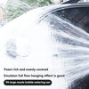 Gros plan d'une voiture lavée avec de la mousse issue d'une buse PA, montrant une épaisse couverture émulsionnée.